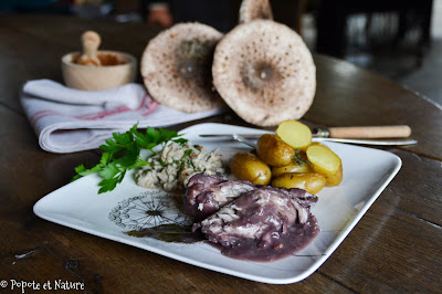 Blancs de poulet au vin rouge, duxelles de coulemelles et pommes de terre Pompadour © Popote et Nature