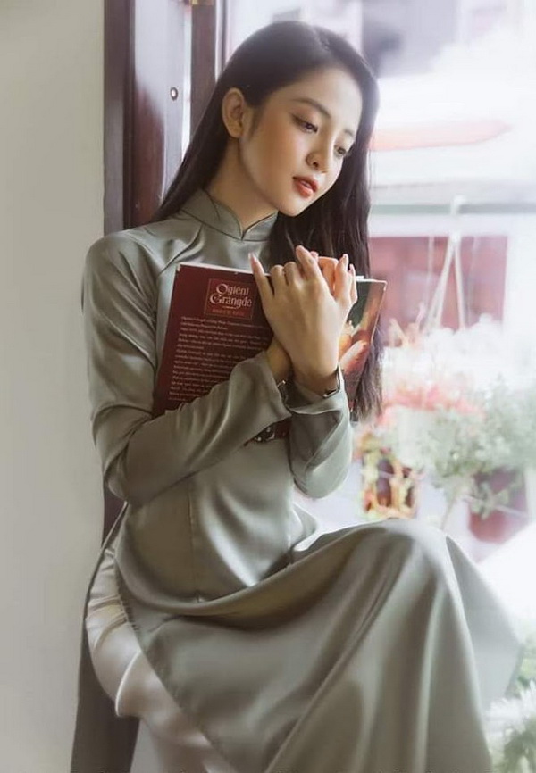 Thiếu nữ ngồi đọc sách