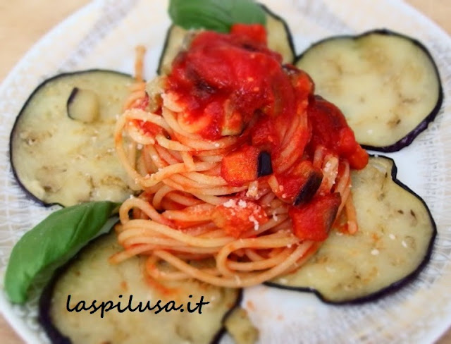 ricetta siciliana della pasta alla norma: melanzane fritte pomodoro fresco e ricotta salata