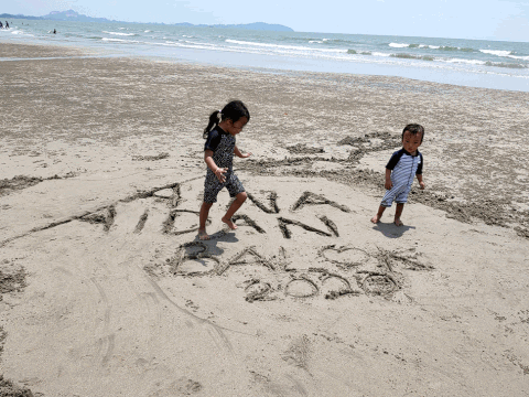 animasi Aksi Aina dan Aidan sedang bermain di Pantai Balok di Kuantan di Pahang di Malaysia. Aina sibuk nak pergi pantai tapi takut nak masuk dalam air laut. Akhirnya dia hanya berlari-lari di atas pantai Balok yang landai tersebut