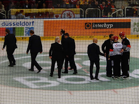 http://www.rp-online.de/sport/eishockey/deg/deg-schlittert-knapp-am-spielabbruch-vorbei-aid-1.4981470