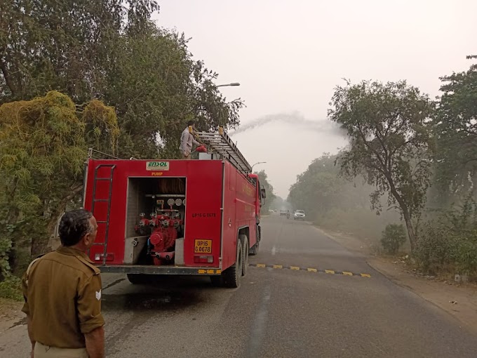  ग्रेटर नोएडा में कई स्थानों पर अभियान संचालित करते हुए फायर ब्रिगेड की गाड़ियों से पानी का किया गया छिड़काव।