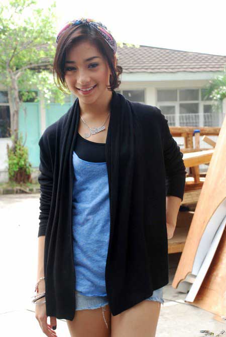 paha mulus artis nikita willy sexy