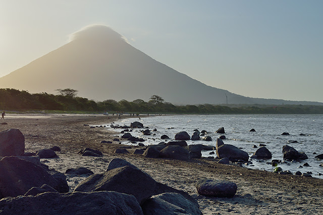 Playa Santa Cruz et le volcan Concepción