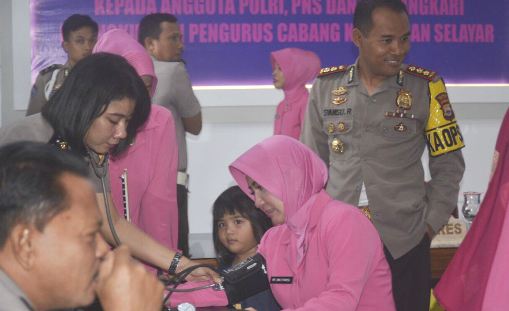 Polisi Dan Bhayangkari Polres Kepulauan Selayar, Di Vaksin Difteri