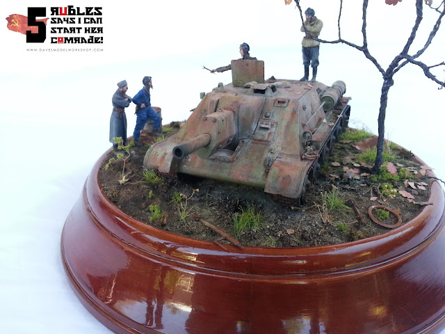 Russian Soviet WW2 tank SU-122 diorama - 5 rubles says I can start her comrade!