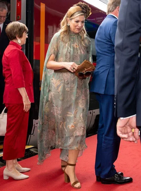 Queen Maxima wore a floral print tulle dress by Natan. President Alexander van der Bellen and Doris Schmidauer