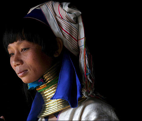 long3 أغرب العادات والتقاليد في قبائل بورما ، ينتج عنها أطول أعناق عند النساء