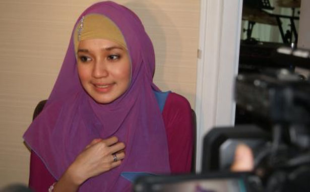 Tuntunan Muslimah: Jilbab Artis Cantik