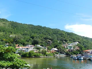 botes en el canal de la barra, montañas con mucha mata atlantica cubriendo todo