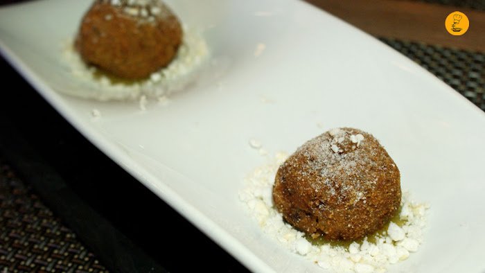 Esférico de arroz al parmesano con ciruela en Goceco Gastrobar Fuenlabrada