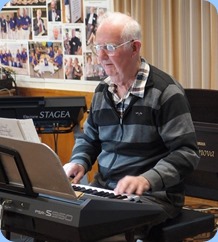 Peter Jackson playing his Yamaha PSR-S950. Photo courtesy of Dennis Lyons.