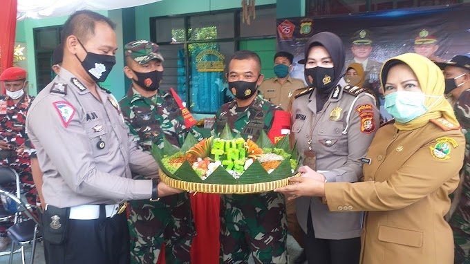 HUT TNI Ke-75, Samsat Depok Bawa Tumpeng ke Koramil Sukmajaya