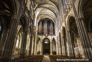  foto do interior da Basílica de Saint Denis em Paris 