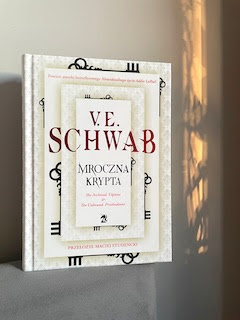 "Mroczna krypta" V. E. Schwab, fot. paratexterka ©