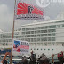 湾岸埋め立て反対抗議集団、沖で外国豪華客船の注目浴びる