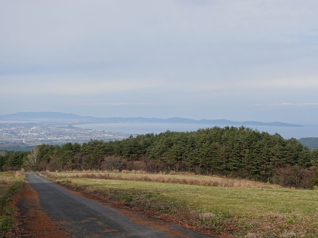 鳥取県西伯郡伯耆町丸山の牧草地　島根半島の眺望