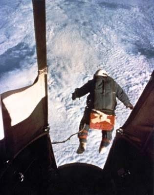 El mayor salto en paracaídas de la historia (31.300 m). Kittinger 