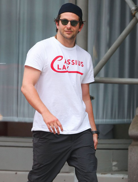 Bradley Cooper Relaxes On A Stroll In NYC » Gossip