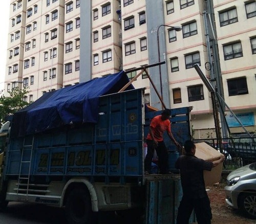 Sewa Mobil Box Surabaya