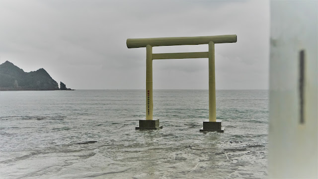 白い鳥居が海に浮かんでいます