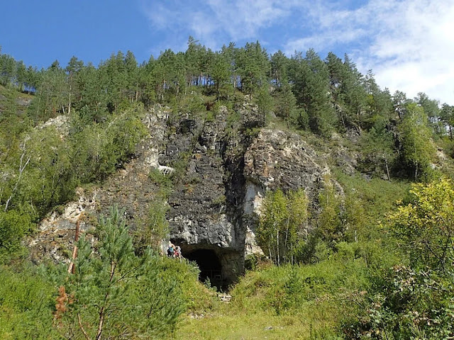 Το σπήλαιο όπου εντοπίστηκε το μενταγιόν. [Credit: Richard G. Roberts]