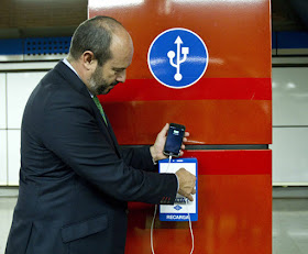 Recarga para móviles y tabletas mediante conectores USB en el Metro