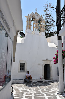 ο ναός του αγίου Νικολάου στο λιμάνι της Νάουσας Πάρου