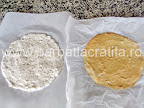 Tort egiptean cu nuca si krantz preparare reteta blat - foaia scoasa din cuptor langa una necoapta