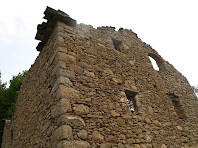 Detall de la paret de migdia de la asa del Castell de Roset