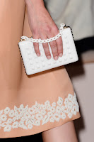 Бяла малка чантичка с верига, дизайнер Valentino