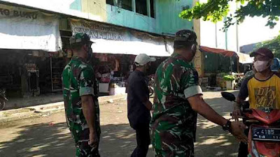 Babinsa Koramil 0621-22/Parung melaksanakan Sosialisasi Prokes di Pasar Tohaga Parung