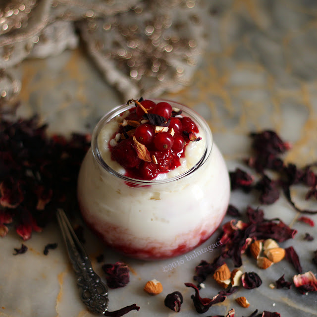 Frambuaz Soslu Güllü Sütlaç Rose water raspberry rice pudding