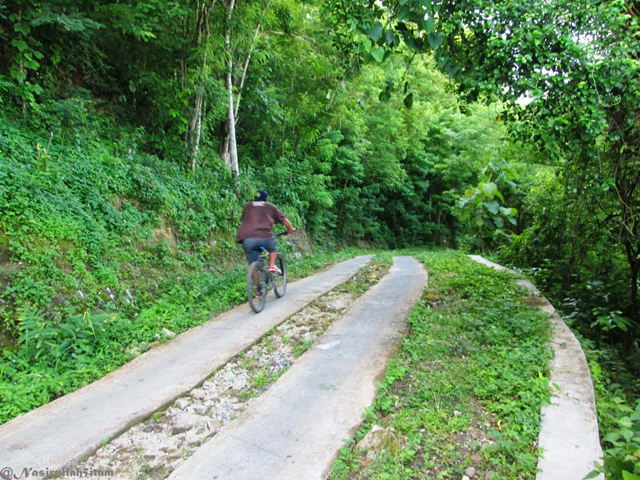 Pesepeda menuruni jalan area Bucu