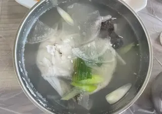 그릇에-담긴-맑은-국물-대구-지리-한그릇