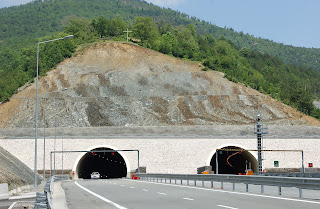Arnavutluk-Kosova Otoyolu üzerindeki tünel (Arnavutluk)