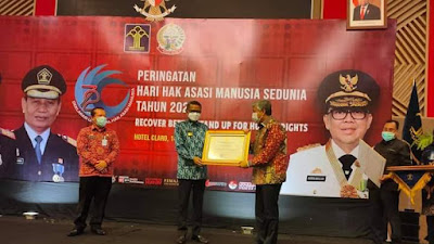 Bupati Pinrang Terima Penghargaan Kabupaten Peduli HAM Dari Menkumham RI