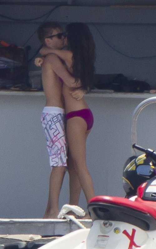 selena gomez and justin bieber at the beach kissing. Justin Bieber and Selena Gomez