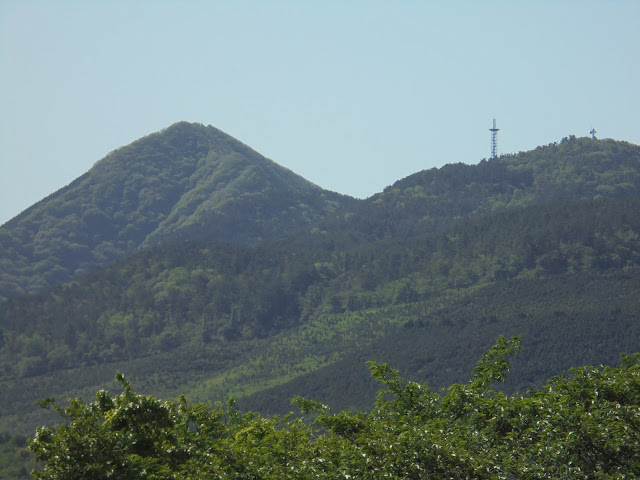 右の塔があるほうが先日の大平山左は孝霊山