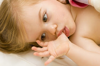 Benarkah Menghisap Jempol Pada Anak Kecil/Bayi Dapat Menurunkan Kecerdasan ?