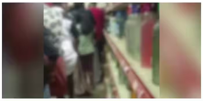 ബെവ്കോ ഔട്ട്ലെറ്റിൽ പെൺകുട്ടിയെ വരി നിർത്തിയതെന്ന് അച്ഛനാണെന്ന് സ്ഥിരീകരിച്ചതായി പൊലീസ്