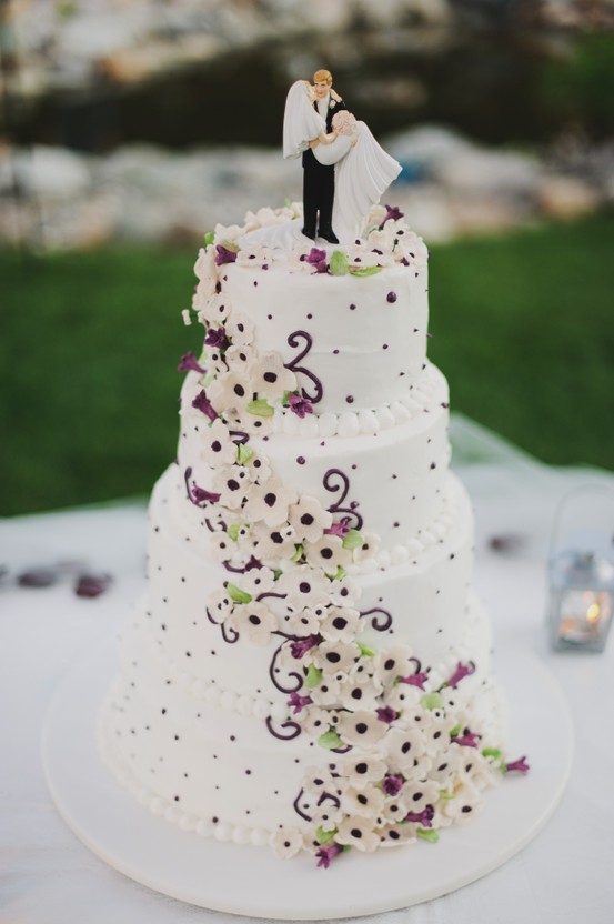 6 Purple roses and black ribbon wedding cake