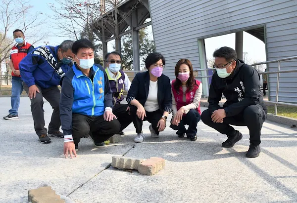 ▲伸港國中第二校區溜冰場破損，彰化縣長王惠美與議員民代一早前往視察，將請校方刨除整平溜冰場地坪，再重新鋪設地坪。（記者林明佑翻攝）