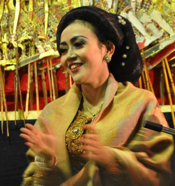 Seni Budaya Daerah Sinden Waranggana Wayang Kulit