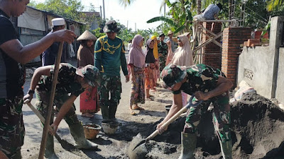 Warga Antusias Bantu Satgas TMMD Kodim 1620/Loteng Rehab Mushalla di Desa Kawo