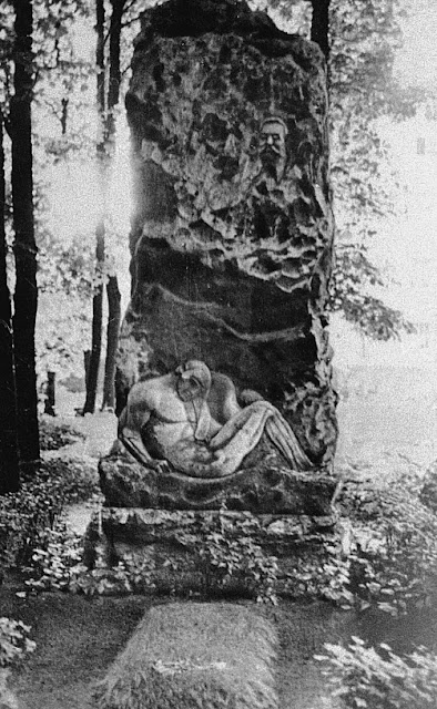 1929-1939 год. Надгробие Андрея Пумпура на Большом кладбище в Риге.