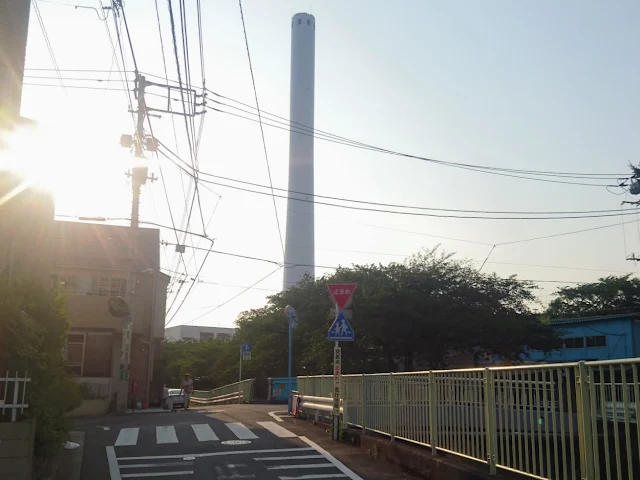 神田川　高井戸のごみ焼却場の煙突