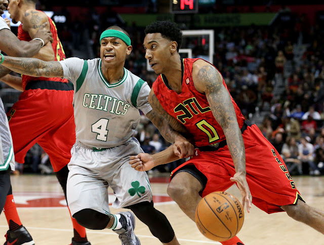 Jeff Teague (Atlanta Hawks) et Isaiah Thomas (Boston Celtics) lors d'un match NBA.