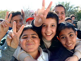 Barış işaretini gösteren Iraklı çocuklar