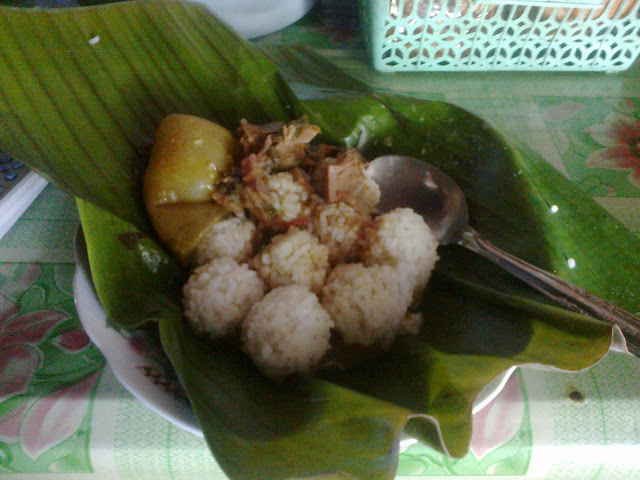 Nasi Penggel, Kuliner Khas Kebumen yang Hampir Punah - Penulis ingat beberapa waktu yang lalu, ketika Bapak mengajak membeli Nasi Penggel